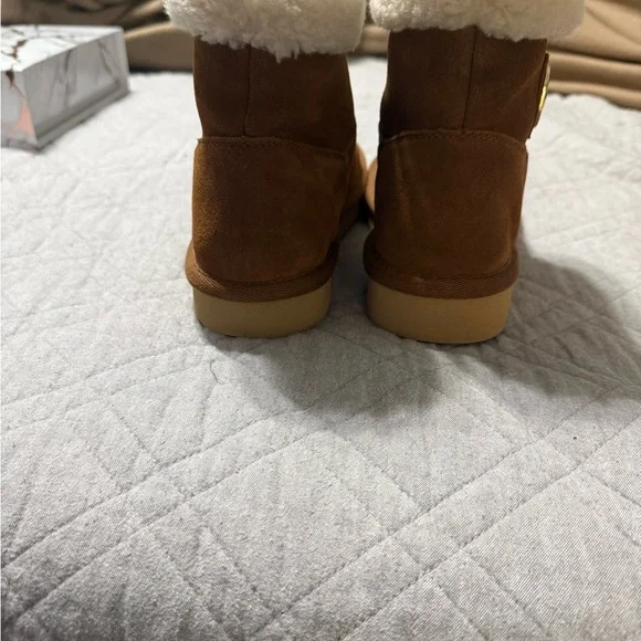 Michael Kors Brown Winter Boots with Cream Lining women’s boots. Size 8. - Picture 4 of 5